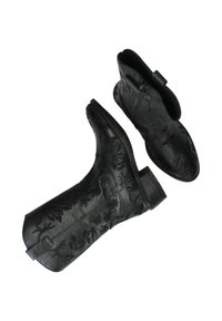 Een paar zwarte leren enkelboots met bloemenborduursels en lage blokhakken, opgesteld op een witte achtergrond.