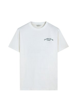 Camiseta blanca de manga corta con cuello redondo y pequeño texto negro "Coastline Society Club" en el lado izquierdo del pecho.