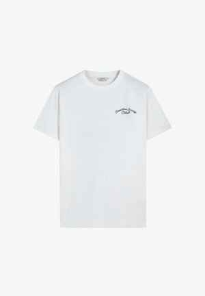 Camiseta blanca de manga corta con cuello redondo y pequeño texto negro "Coastline Society Club" en el lado izquierdo del pecho.