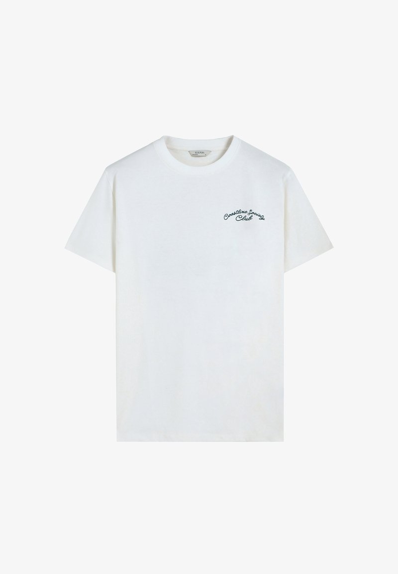 T-shirt blanc à manches courtes et col rond avec un petit texte noir "Coastline Society Club" sur le côté gauche de la poitrine.