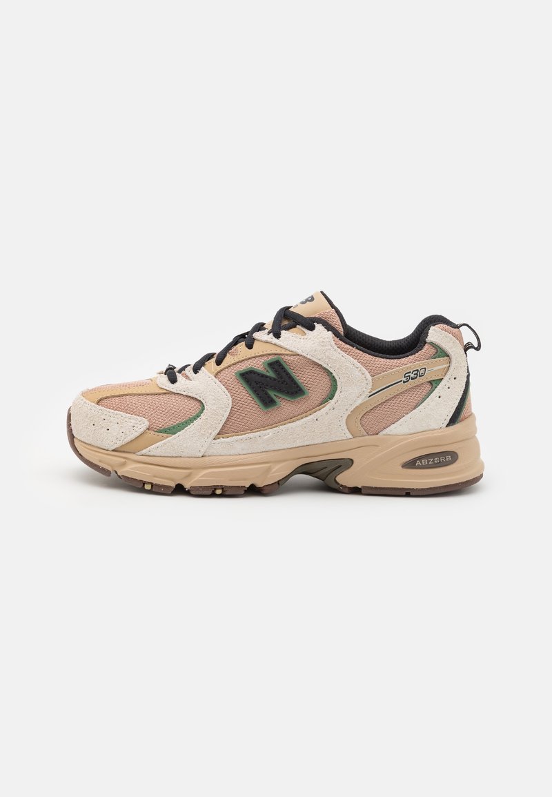 Baskets New Balance 530 beige et marron clair avec lacets noirs, accents verts, et semelle amortissante ABZORB sur fond blanc.