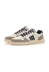 Baskets avec une tige en cuir beige, des accents en daim gris et des lacets bleu foncé. Présente le logo à trois bandes sur le côté et une semelle en caoutchouc.
