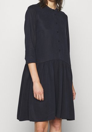 Marineblaues Kleid mit Knopfleiste, Rundhalsausschnitt, dreiviertellangen Ärmeln, tailliertem Oberteil und ausgestelltem, gerafftem Rock. Weiche Stofftextur.