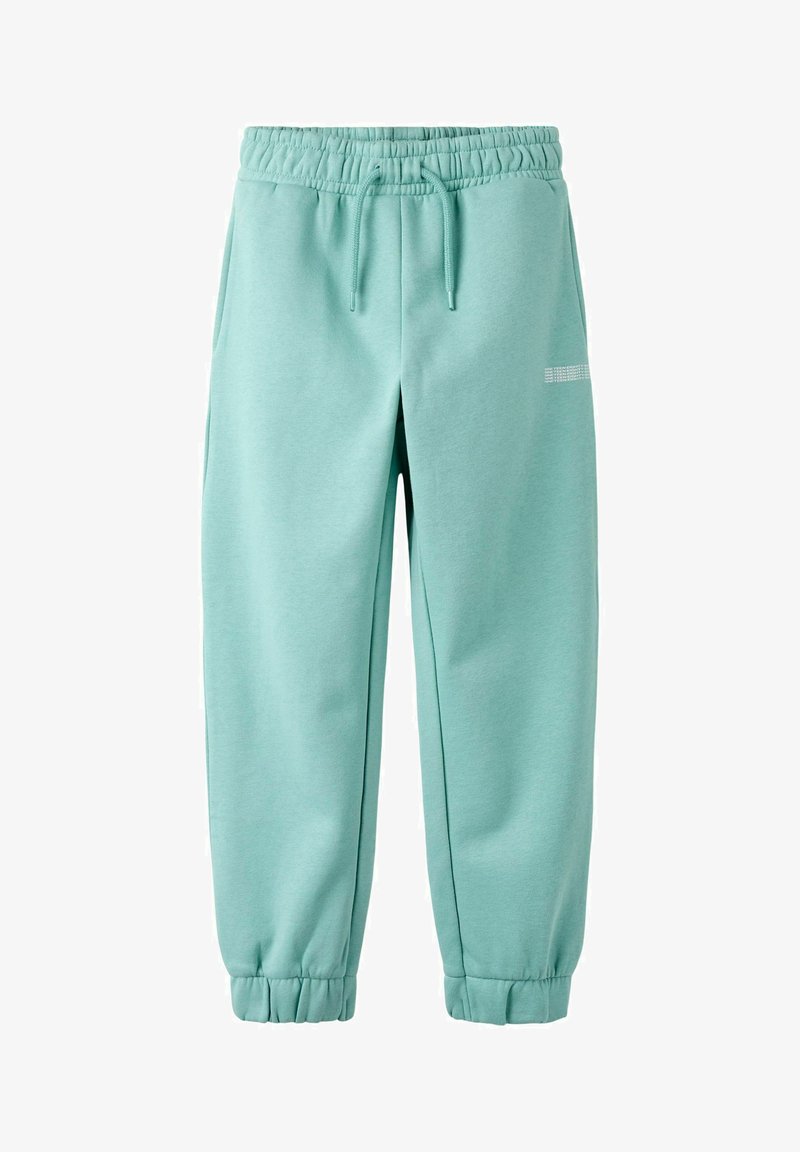Licht-turkooizen joggers met elastische taille en trekkoord, zijzakken, omgeslagen enkels en een kleine witte tekst op de rechterdij.