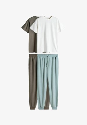 Két szett hétköznapi viselet rövid ujjú pólókkal és húzózsinóros nadrágokkal; az egyik fehér és szürke, a másik pasztellkék és szürke színben.