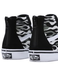 Zwarte suède high-top sneakers met witte vlam-patronen, zijritsen en merklabels. Witte rubberen zolen met zwarte strepen.