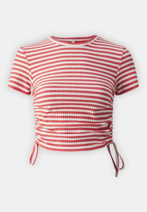 Rød og hvit stripete crop top med korte ermer, ribbestrikket tekstur, samlede sider med bånd, rund hals og tettsittende design.