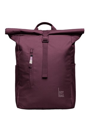 Zaino viola con chiusura a rotolo, tasca frontale con zip, tracolla regolabile con fibbia, tasche laterali, manico superiore e logo "GOT BAG." sul davanti, in basso a destra.