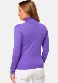 Pull en col roulé violet en matière tricot douce, avec des manches longues et des poignets côtelés, au design ajusté et à la texture lisse.