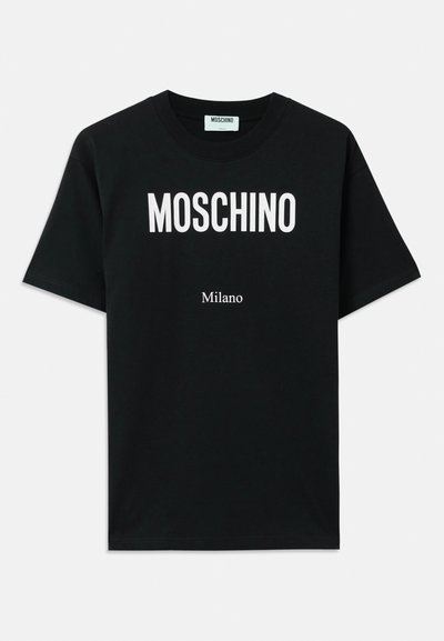 T-shirt en coton noir avec un logo "MOSCHINO" en blanc au-dessus et "Milano" en dessous, à manches courtes et avec un col rond.