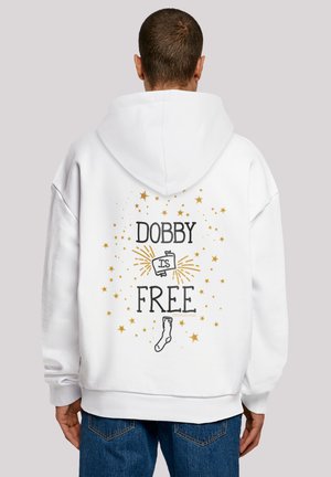 Hvid hættetrøje med et stort grafisk motiv på bagsiden, der står "DOBBY ER FRI" i sort og guld, omgivet af gyldne stjerner og en sok-tegning.
