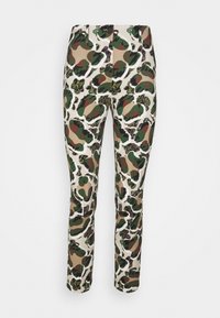Pantalons imprimés camouflage avec des couleurs vertes, brunes et crème. Dotés d'une coupe slim, de passants de ceinture et d'une fermeture à bouton unique à l'avant.