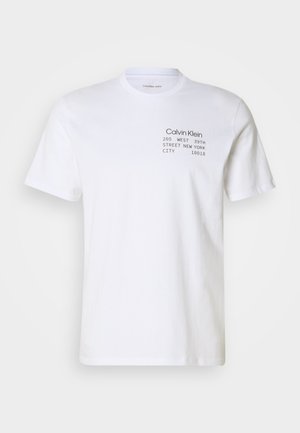 Biela bavlnená tričko s krátkymi rukávmi, okrúhlym výstrihom a potlačou: "Calvin Klein 205 ZÁPAD 39. ULICE NEW YORK CITY 10018."
