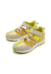 Baskets colorées comprenant un mélange de matériaux en daim et en maille, principalement jaunes avec des accents verts et violets, des sangles réglables et des semelles texturées.