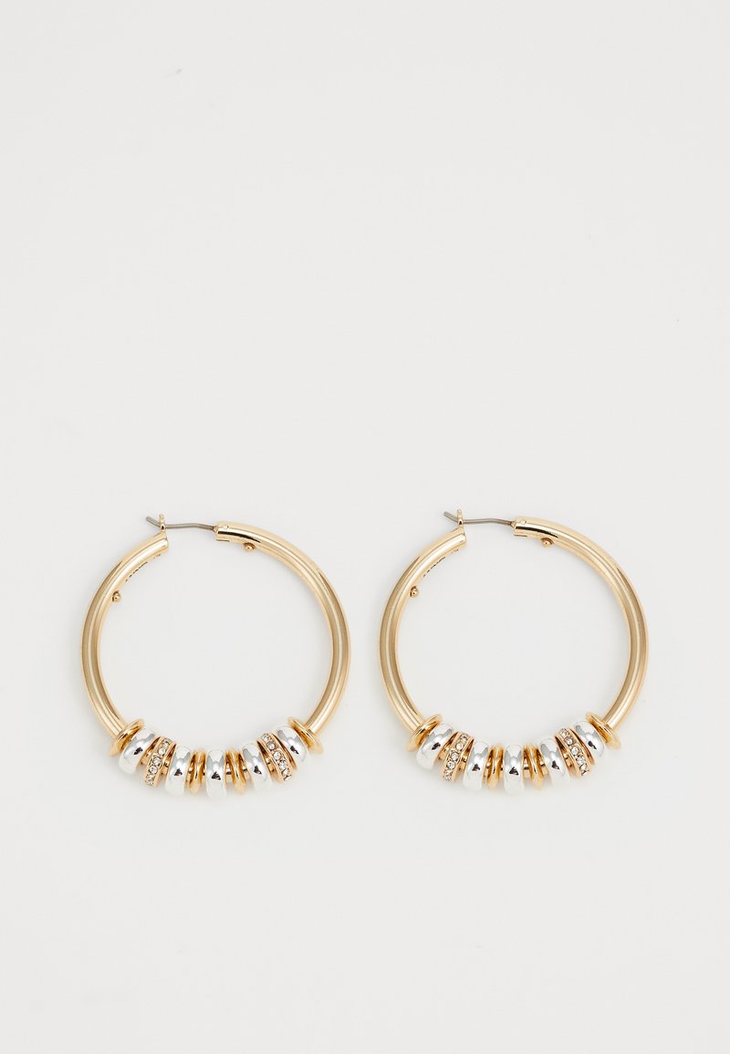 Zelta riņķa auskari ar gludu apdari, kuriem ir dekoratīvi pārmaiņus izvietoti pērlītes un mirdzoši akcenti pie pamatnes.