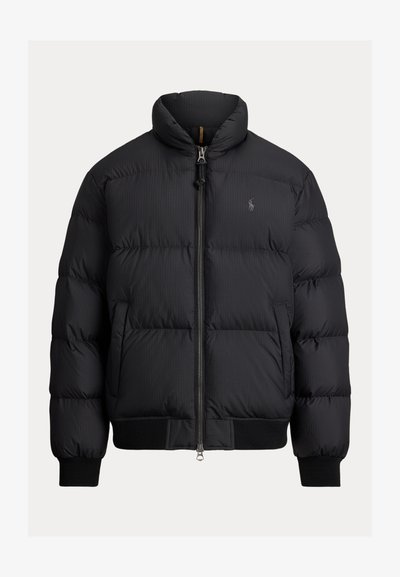 Čierna páperová bunda s vysokým golierom, zipsom, rebrovanými manžetami a postrannými vreckami s prešívaním. Ľahký a izolovaný dizajn.