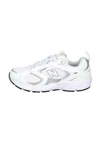 Zapatilla deportiva blanca con parte superior de malla, cuello acolchado y suela de goma. Presenta acentos plateados, diseño con cordones y el número de modelo "408".