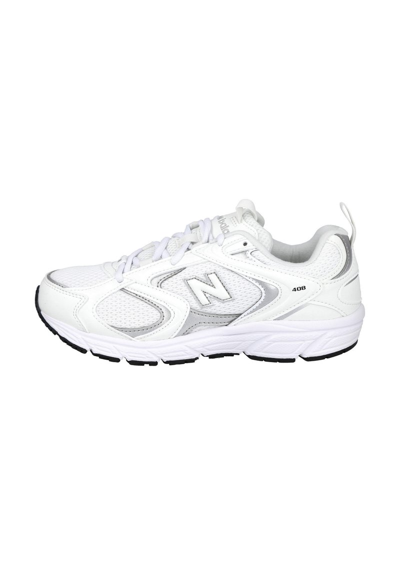 Zapatilla deportiva blanca con parte superior de malla, cuello acolchado y suela de goma. Presenta acentos plateados, diseño con cordones y el número de modelo "408".