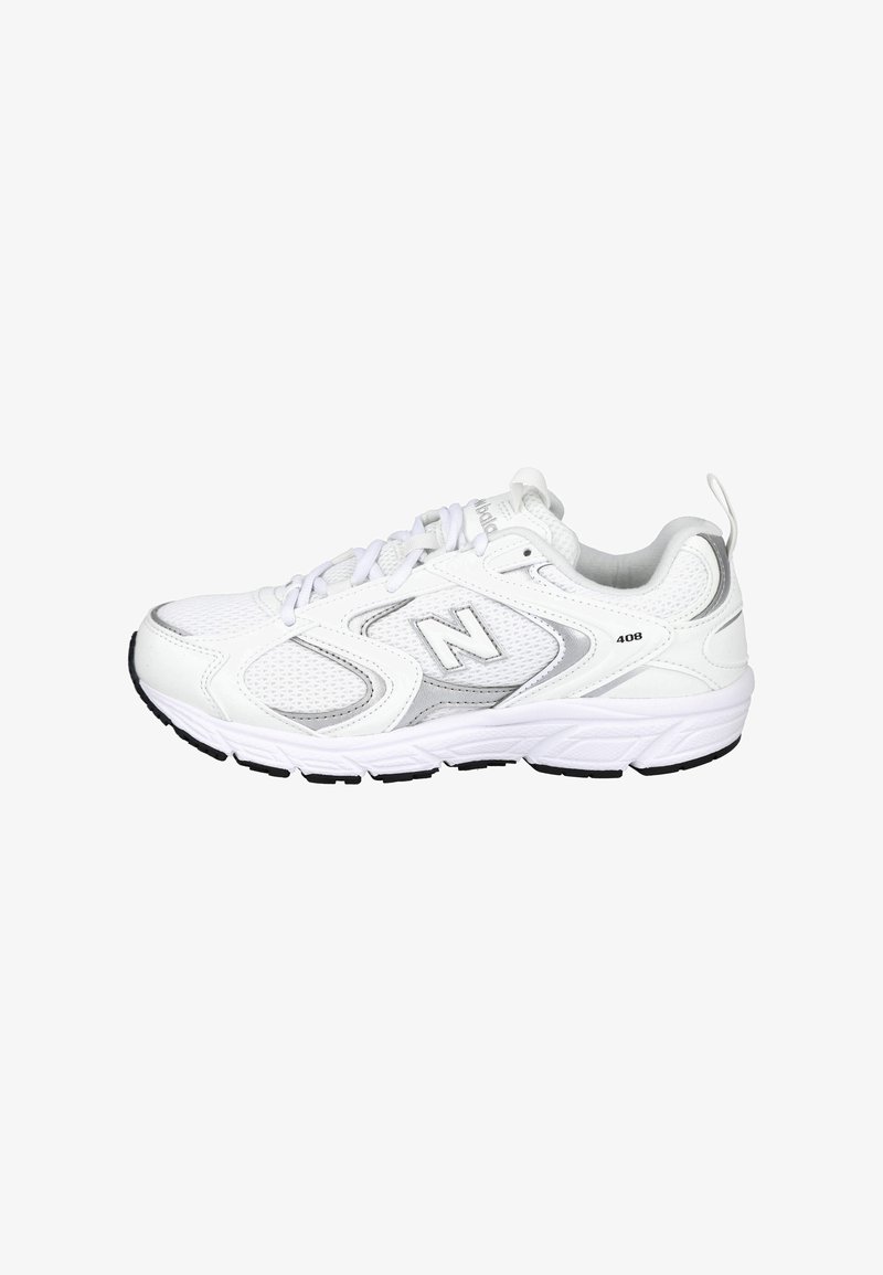 Zapatilla deportiva blanca con parte superior de malla, cuello acolchado y suela de goma. Presenta acentos plateados, diseño con cordones y el número de modelo "408".