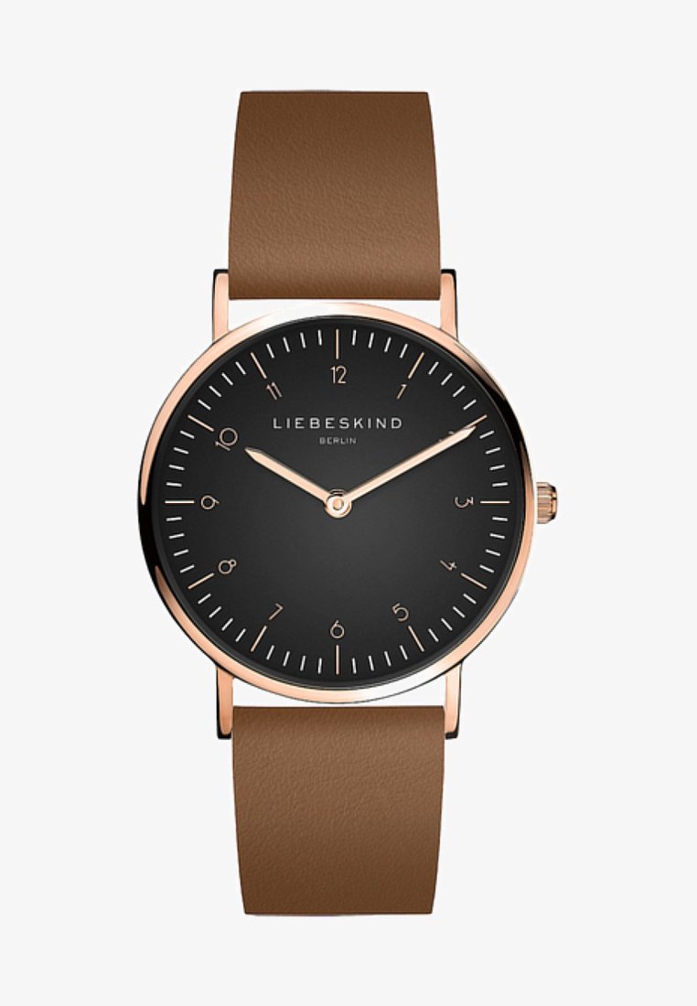 Runde Uhr mit schwarzem Ziffernblatt, rose-goldenen Stundenmarkierungen und Zeigern. Braunes Lederarmband mit glatter Textur. Minimalistisches Design.