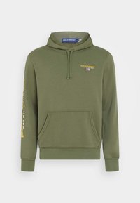 Olivgrön hoodie med en framficka, snörning på huvan och ribbade ärmslut. Har "POLO SPORT" text i gult på ärmen och bröstet.