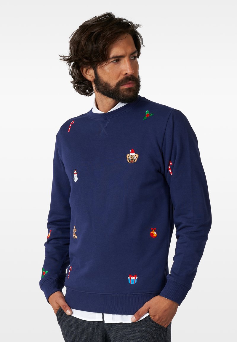 Temno modra majica s kapuco z različnimi božičnimi vezeninami, vključno s snežakom, sladkarijami, darili in okraski iz hollija.