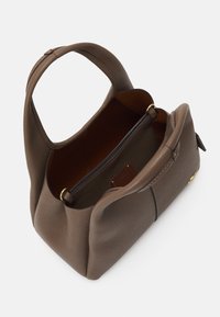 Barna, textúrált bőr kézitáska széles fogóval, nyitott felső résszel és látható belső zsebbel, aranyszínű fémes részletekkel.