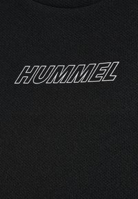 Černá atletická tkanina s nápisem "HUMMEL" v tučném bílém písmu. Textura je jemně žebrovaná a prodyšná, což je vhodné pro sportovní oblečení.