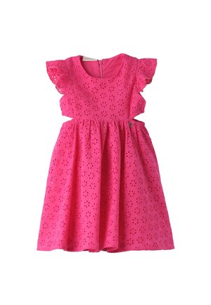 Różowa sukienka z teksturowanej tkaniny z kwiatowymi wycięciami, krótkimi falbaniastymi rękawami i marszczoną spódnicą. Zamek błyskawiczny z tyłu.