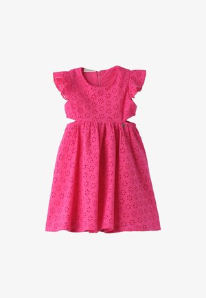 Robe rose en tissu texturé avec découpes florales, manches courtes à volants et jupe froncée. Fermeture éclair au dos.