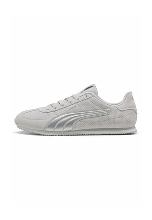 Chaussure de sport en suède gris clair avec perforations et un logo Puma argenté le long du côté, vue de l'extérieur.
