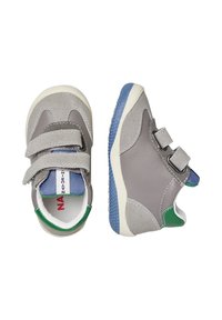 Graue Leder- und Wildlederschuhe für Kleinkinder mit blauen Akzenten, weißen Sohlen und doppelten Velcro-Riemen. Runde Zehenpartie, gepolsterter Innenraum und strukturierte Sohle.