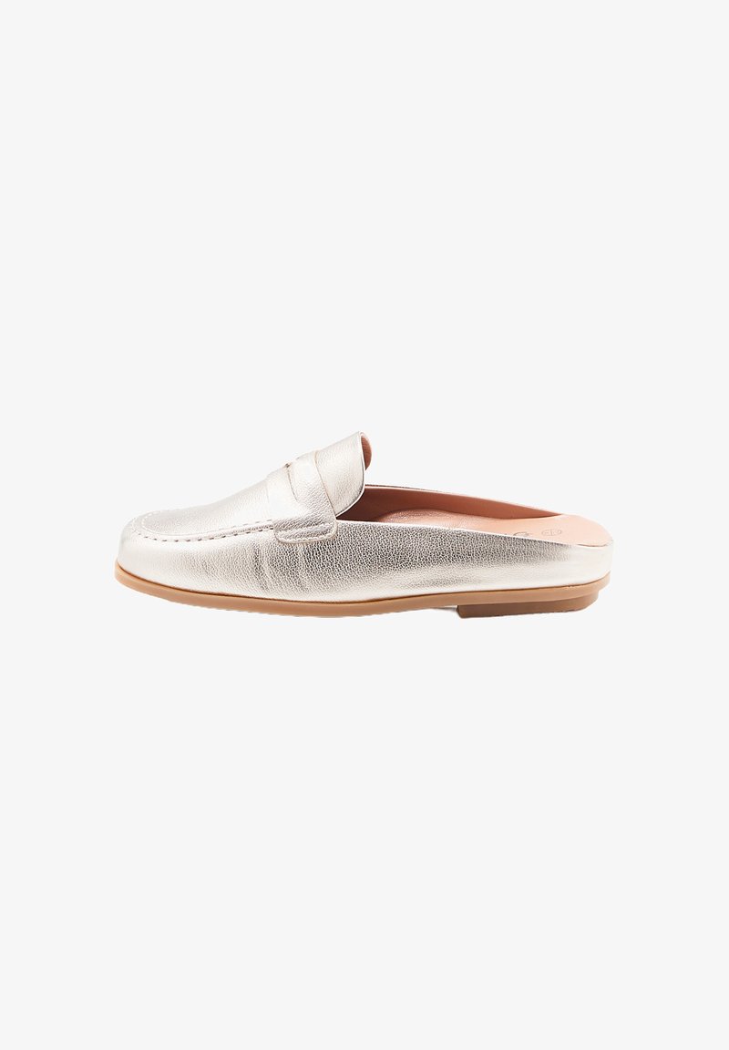 Metallic silberne Slipper mit glattem Ledertextur, runder Zehenform und dekorativer Riemendetail; verfügen über eine niedrige, leicht strukturierte Sohle.