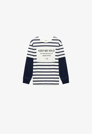 Langarmhemd mit navyblauen und weißen horizontalen Streifen. Die Vorderseite zeigt ein rechteckiges Grafikdesign mit Text. Das Material sieht weich aus, das Design ist lässig.