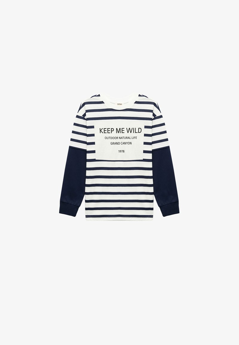 Langsleeve overhemd met marineblauwe en witte horizontale strepen. De voorkant heeft een rechthoekige graphic met tekst. Materiaal lijkt zacht, casual ontwerp.