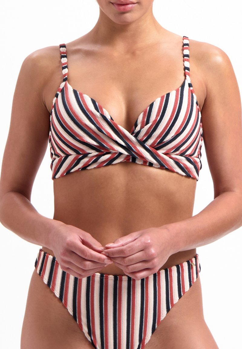 Set di bikini a righe con bralette imbottito a incrocio sul davanti, dotato di spalline sottili e regolabili, e con slip a vita alta abbinati in rosso, blu navy e crema.