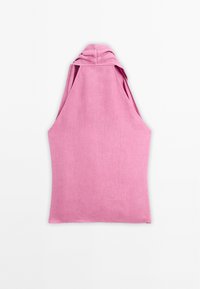 Roze mouwloos topje met een capuchon, gemaakt van een zachte, textuurstof. Heeft een relaxte pasvorm en een gedrapeerd ontwerp bij de schouders.