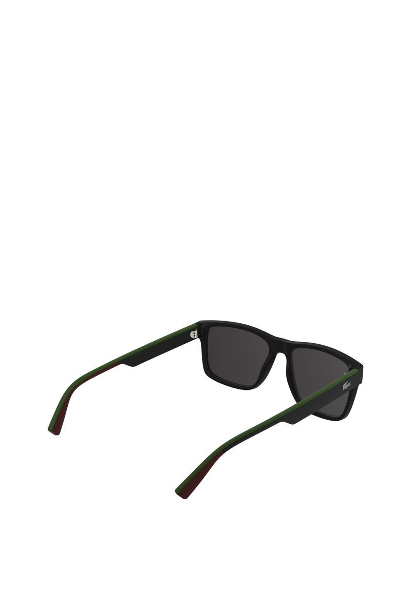 Lunettes de soleil noires avec des verres foncés, présentant des accents verts et rouges sur les branches. Les branches ont une finition mate et un détail de logo.