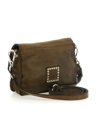 Borsa a tracolla in pelle marrone con borchie d'argento su una toppa quadrata, tracolla regolabile e superficie morbida e strutturata.