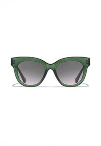 Ochelari de soare cu lentile în formă de ochi de pisică, de culoare verde, cu ramă transparentă, lentile cu tentă gradientă și brațe groase care prezintă detalii subtile din metal.