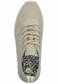 Beige sportieve schoen met een gebreide textuur, platte vetersluiting en een geprinte binnenzool. Bevat een subtiel logo aan de zijkant en gestreepte hieldetails.