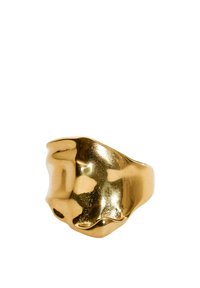 Anillo de metal dorado con un diseño orgánico y ondulado. Superficie lisa con acentos reflectantes y una forma volumétrica y escultórica.