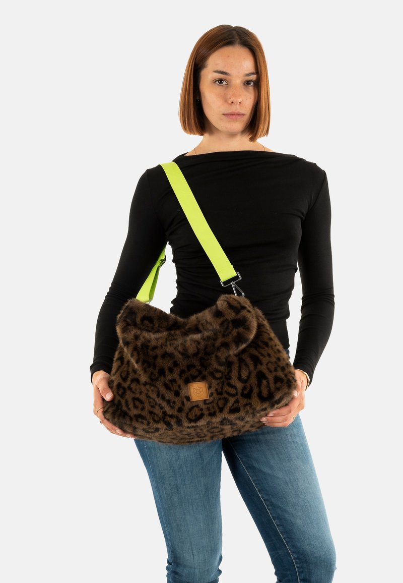 Bolso de hombro de piel sintética marrón con estampado de leopardo, que cuenta con una correa gruesa de color verde lima y un pequeño parche de cuero con el logo en el frente.