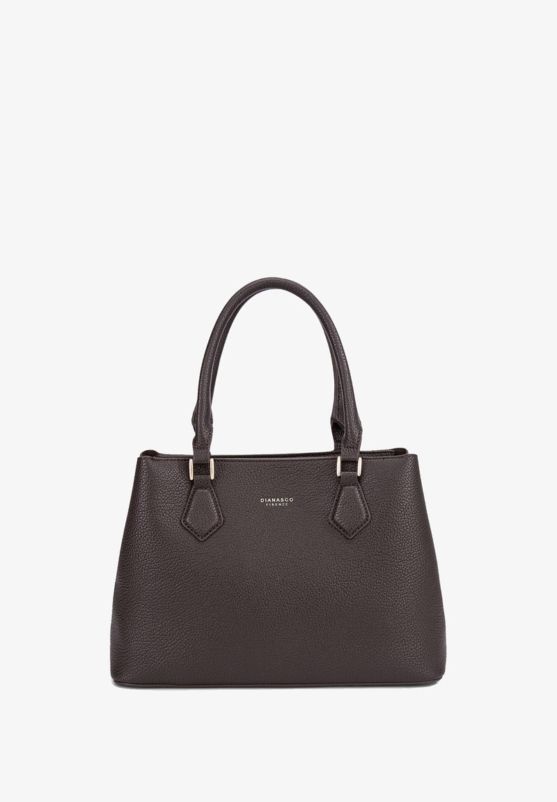 Borsa in pelle marrone a granuli con manici doppi, hardware dorato e un design strutturato. Presenta un logo impresso sul davanti.