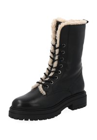 Zwarte lederen veterboot met een dikke zool en een beige bontvoering die zichtbaar is rond de enkel en de tong.