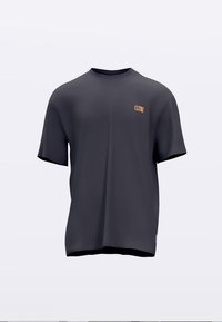 Sötétszürke rövid ujjú póló, sima anyagból. Elől kis narancssárga logóval, amelyen a "CLTRE" felirat olvasható. Laza szabású, kerek nyakkivágású.