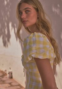 Next PUFF SLEEVE MIDI  - REGULAR FIT - Vardagsklänning - yellow white