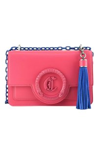 Roze leren handtas met een cirkelvormig geperst logo, kettinghengsel in het blauw en een blauwe kwastaccent. Glad oppervlak met klepsluiting.