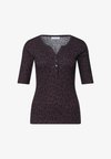 T-SHIRT MIT SPLIT NECK UND LEO-MUSTER - T-shirt imprimé - very berry