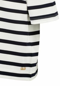Kurzarm gestreiftes T-Shirt in Weiß und Marineblau, mit einem goldenen Akzent-Logoschild am Saum und einem klassischen Rundhalsausschnitt.